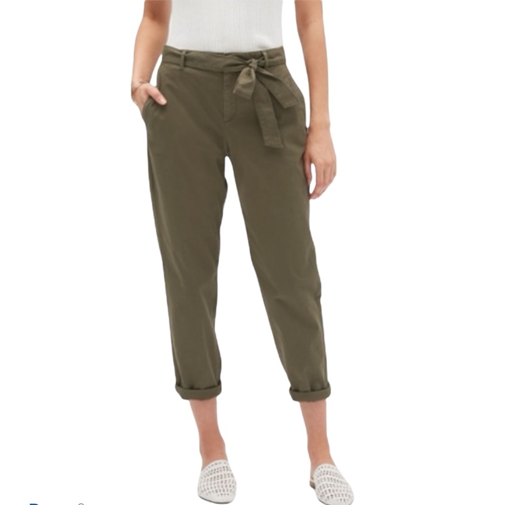 Banana Republic Size 2 Cropped Green Chino Pants